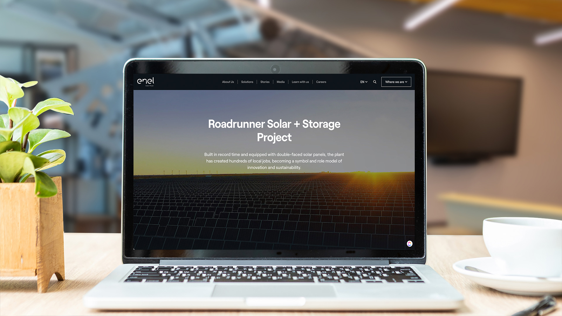 Roadrunner Solar + Storage Project라는 단어가있는 태양 전지판의 이미지를 보여주는 노트북