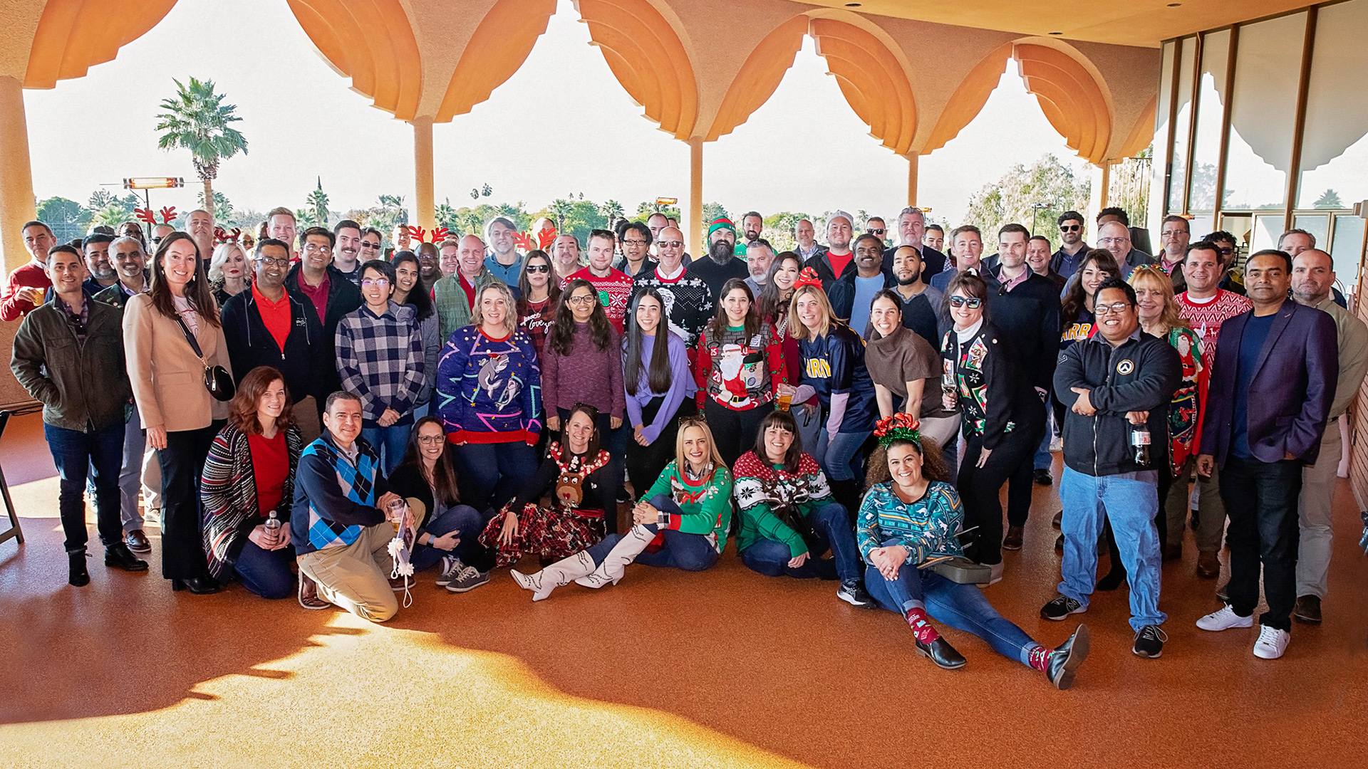 2022년 Chandler Office 휴일 파티의 직원 사진.