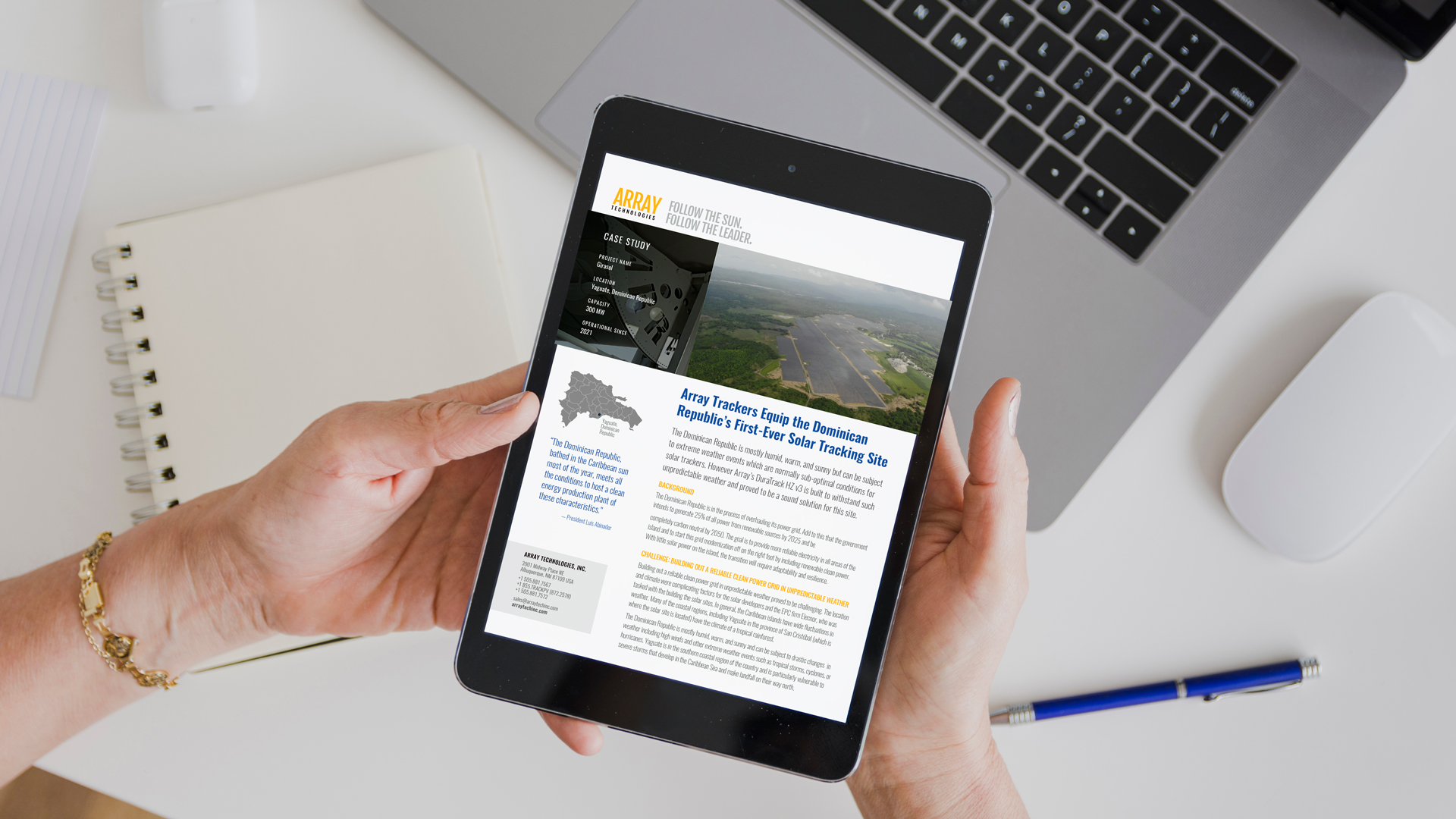 도미니카 공화국 최초의 태양 추적 사이트가 바카라사이트 추적기를 선택한 이유: 태블릿 사례 연구를 읽고 있는 사업가.