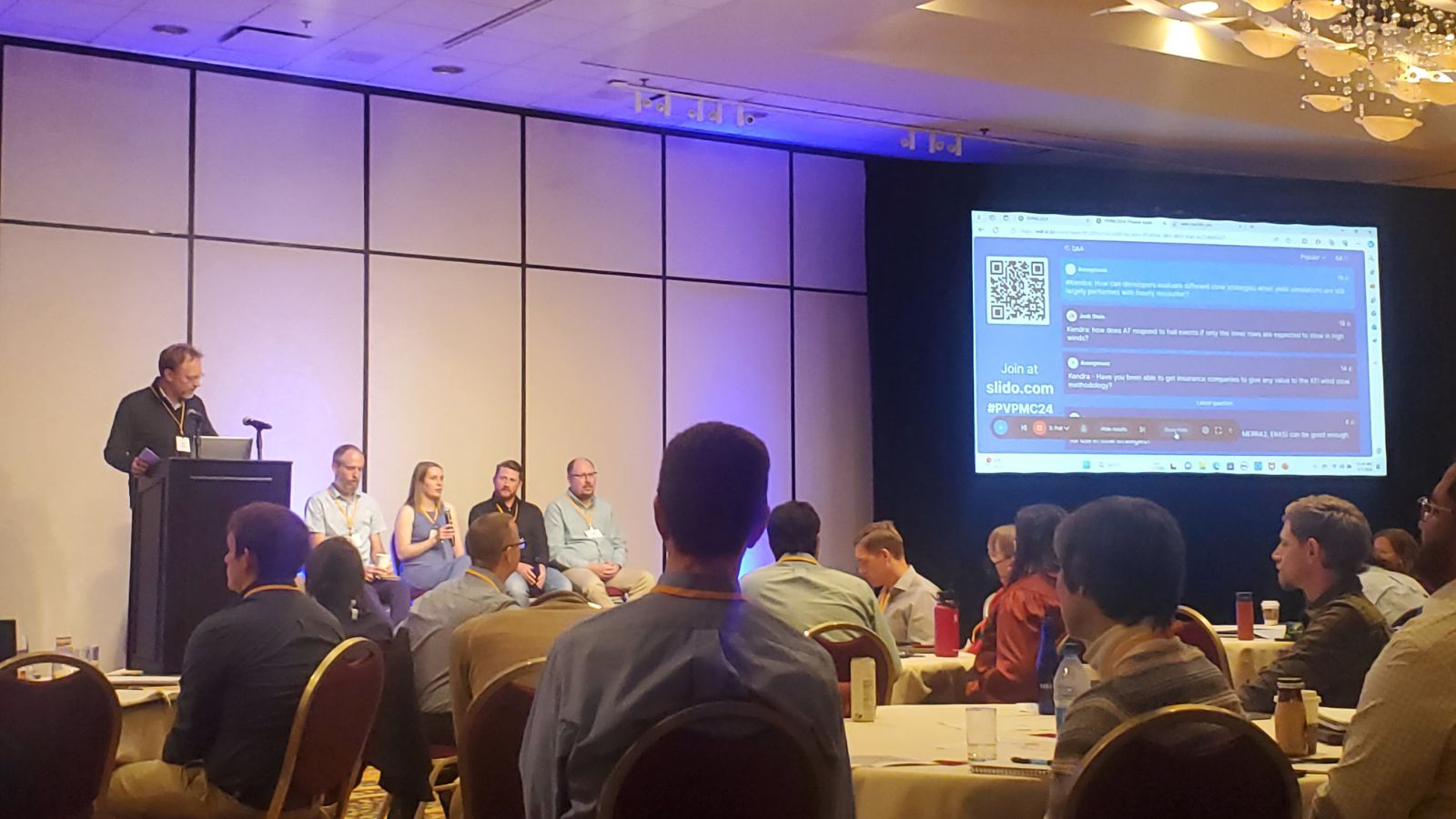 마이크를 들고 PVPMC 및 K토토 바카라dra Conrad에서 패널 토론.