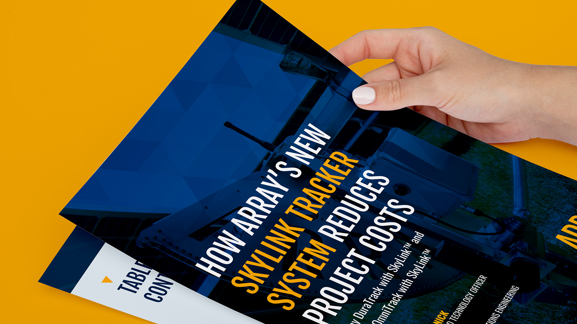 "바카라사이트의 새로운 baccarat-link 트래커 시스템이 프로젝트 비용을 줄이는 방법"백서를 잡고있는 손.